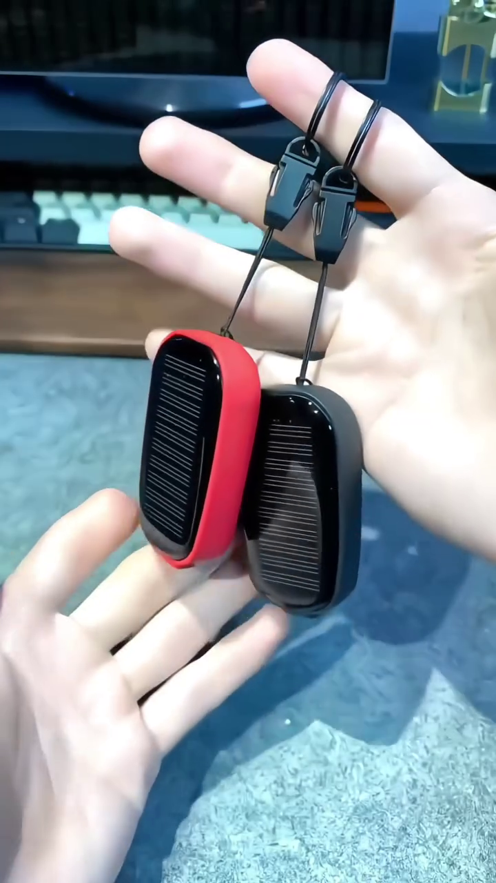 boOsig® 1500mAh Large Capacity Battery Small Solar Charger Solar Power Bank Keychain Charger for Mobile Phones with Carabiner Emergency Power Supply - iOS pin & Type C